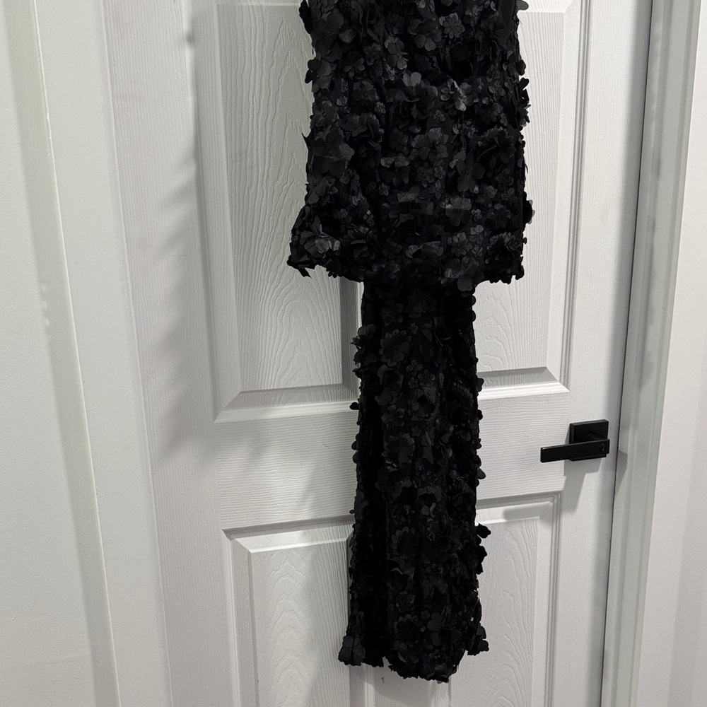 Chic Black Floral Mini Dress - Picture 2 of 3